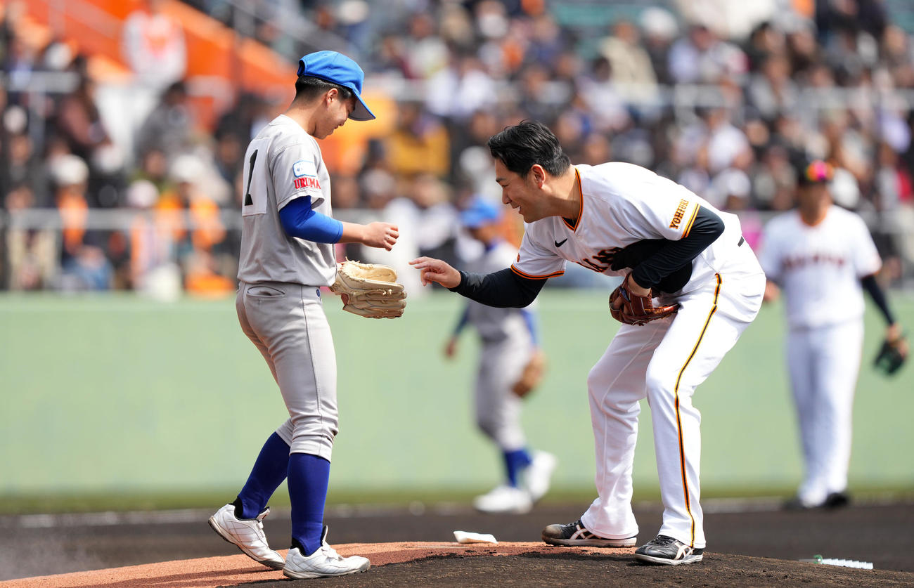 巨人対ロッテ　笑顔で子供にボールを渡す巨人田中将（右）（撮影・横山健太）