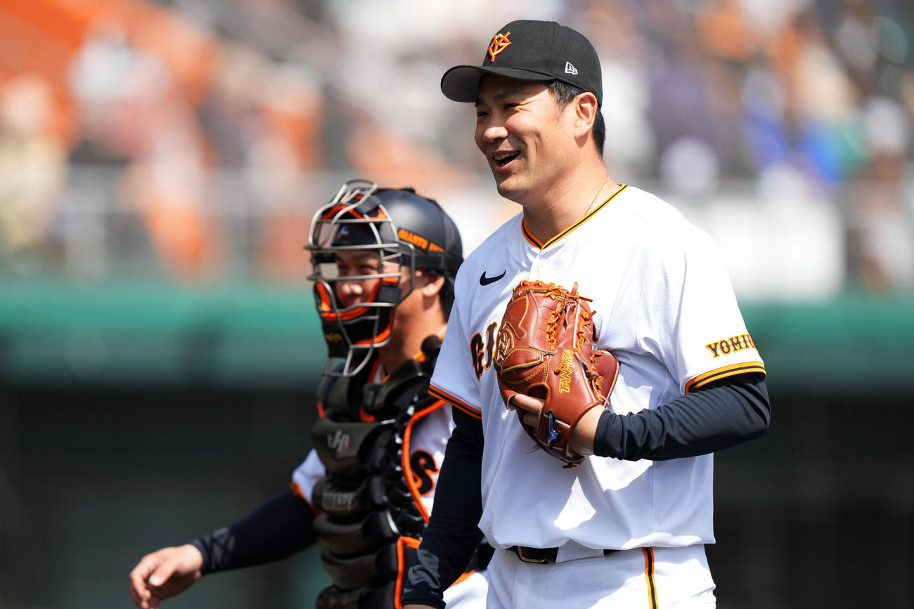 巨人対ロッテ　1回表を無失点に抑え笑顔でベンチへ引き揚げる巨人田中将（右）と甲斐（撮影・横山健太）