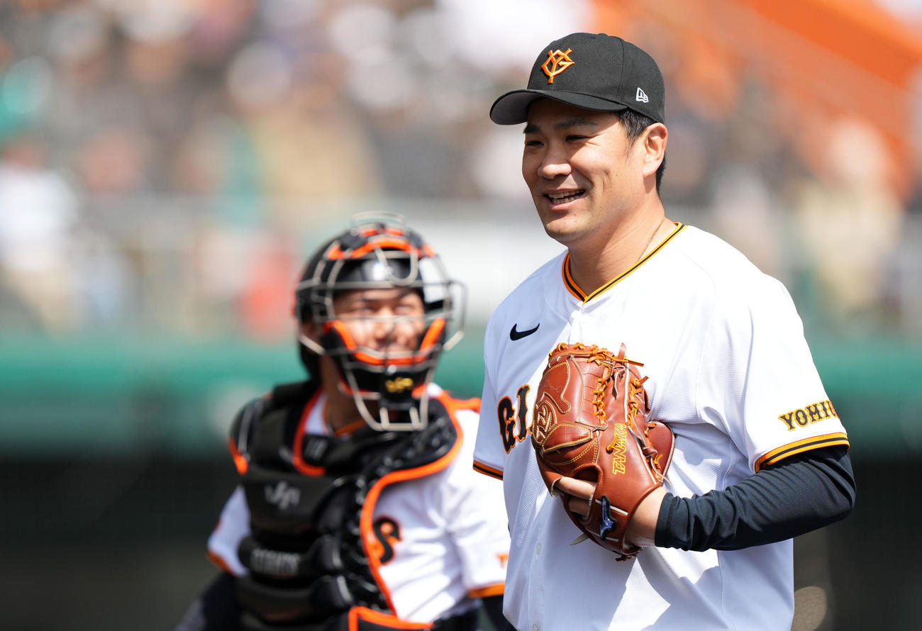 巨人対ロッテ　1回表を無失点に抑え笑顔でベンチへ引き揚げる巨人田中将（右）と甲斐（撮影・横山健太）