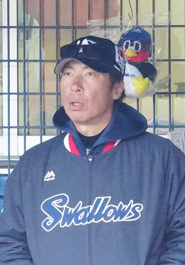ヤクルト対楽天　1回表、ベンチから戦況を見つめるヤクルト高津監督（撮影・江口和貴）