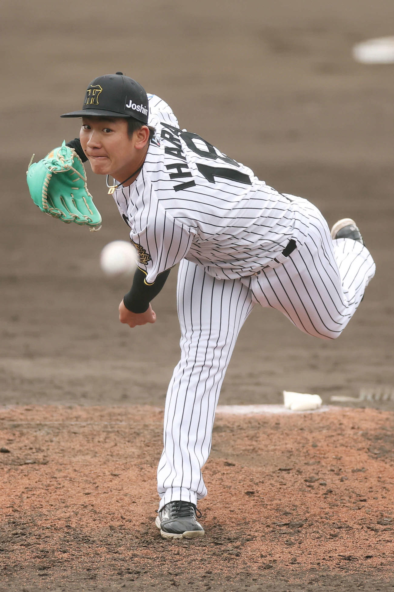 阪神対DeNA　力投する阪神8番手の伊原（撮影・前田充）