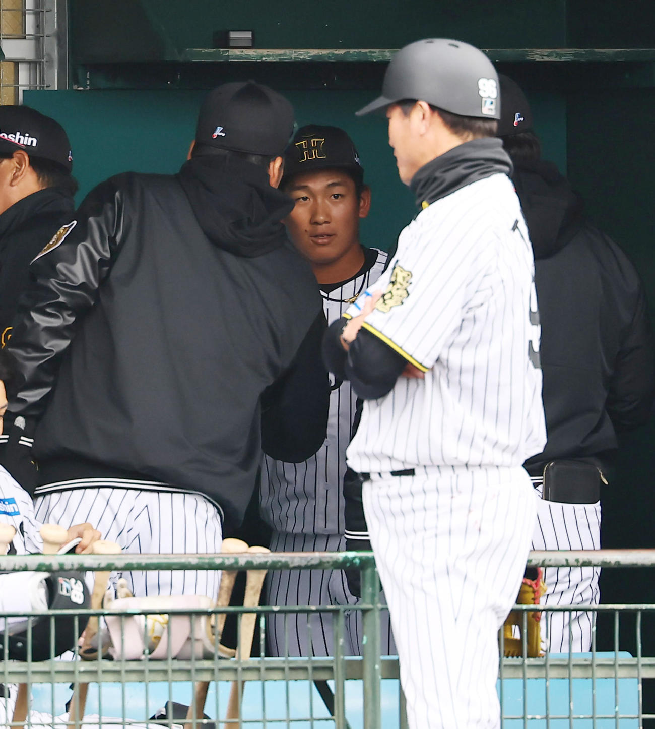 練習試合阪神対DeNA 8回の登板を終え、藤川監督と握手を交わす阪神伊原（撮影・藤尾明華）