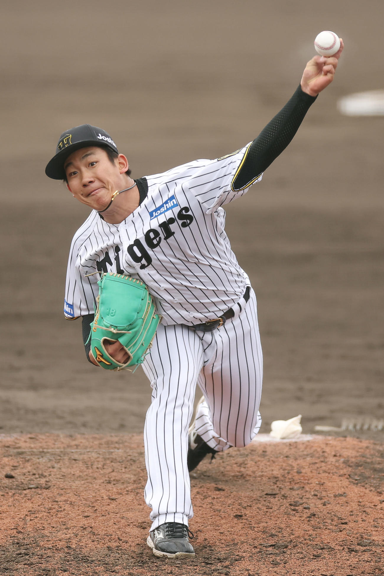 阪神対DeNA　力投する阪神8番手の伊原（撮影・前田充）