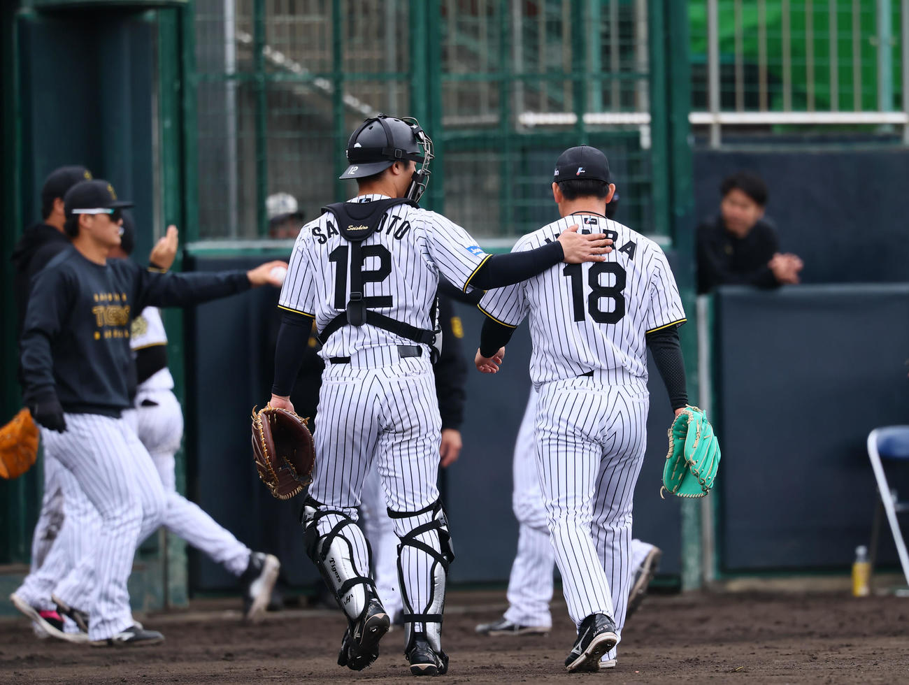 練習試合阪神対DeNA 8回を無失点で終え、坂本（左）に背中をたたかれる阪神伊原（撮影・藤尾明華）