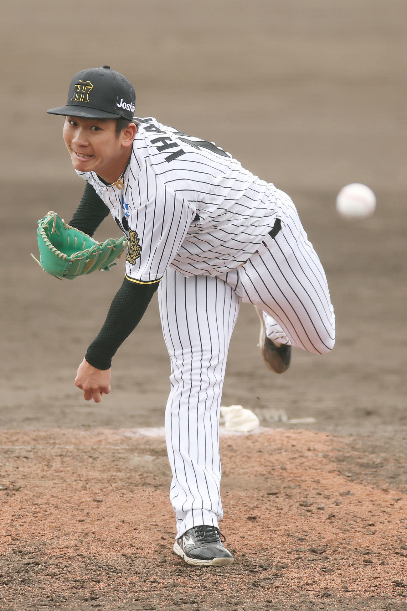 阪神対DeNA　力投する阪神8番手の伊原（撮影・前田充）