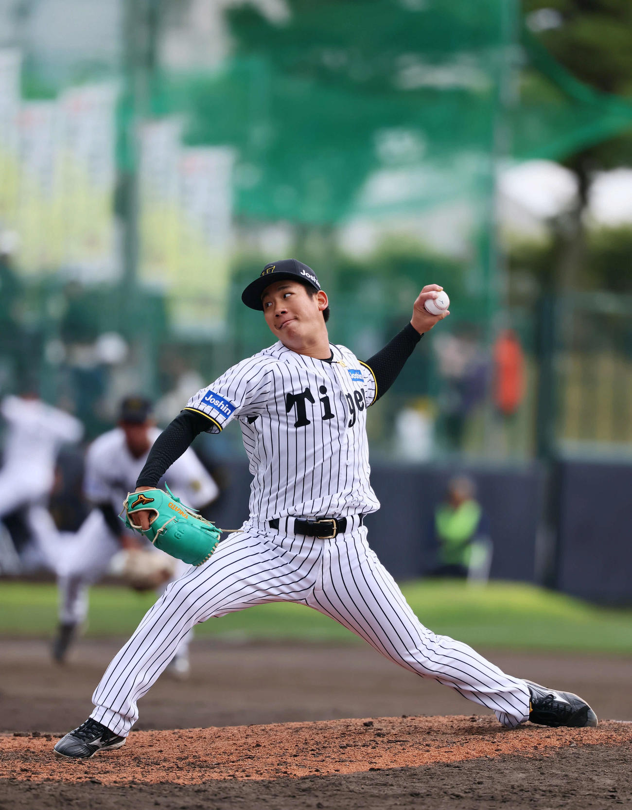 練習試合阪神対DeNA 8回、8番手で登板した阪神伊原（撮影・藤尾明華）
