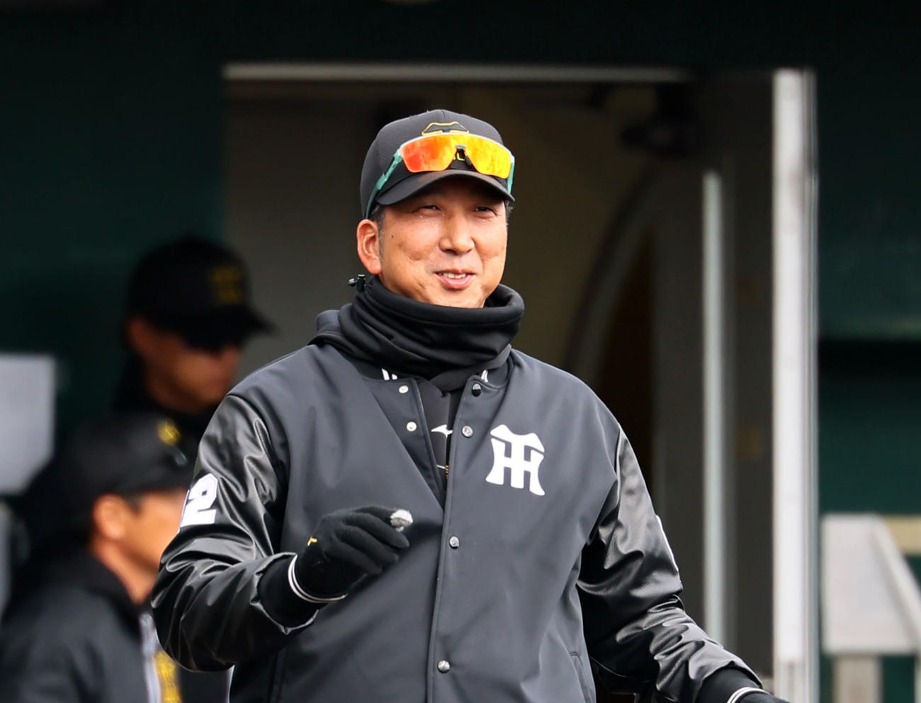練習試合阪神対DeNA 7回、交代を告げる阪神藤川監督（撮影・藤尾明華）