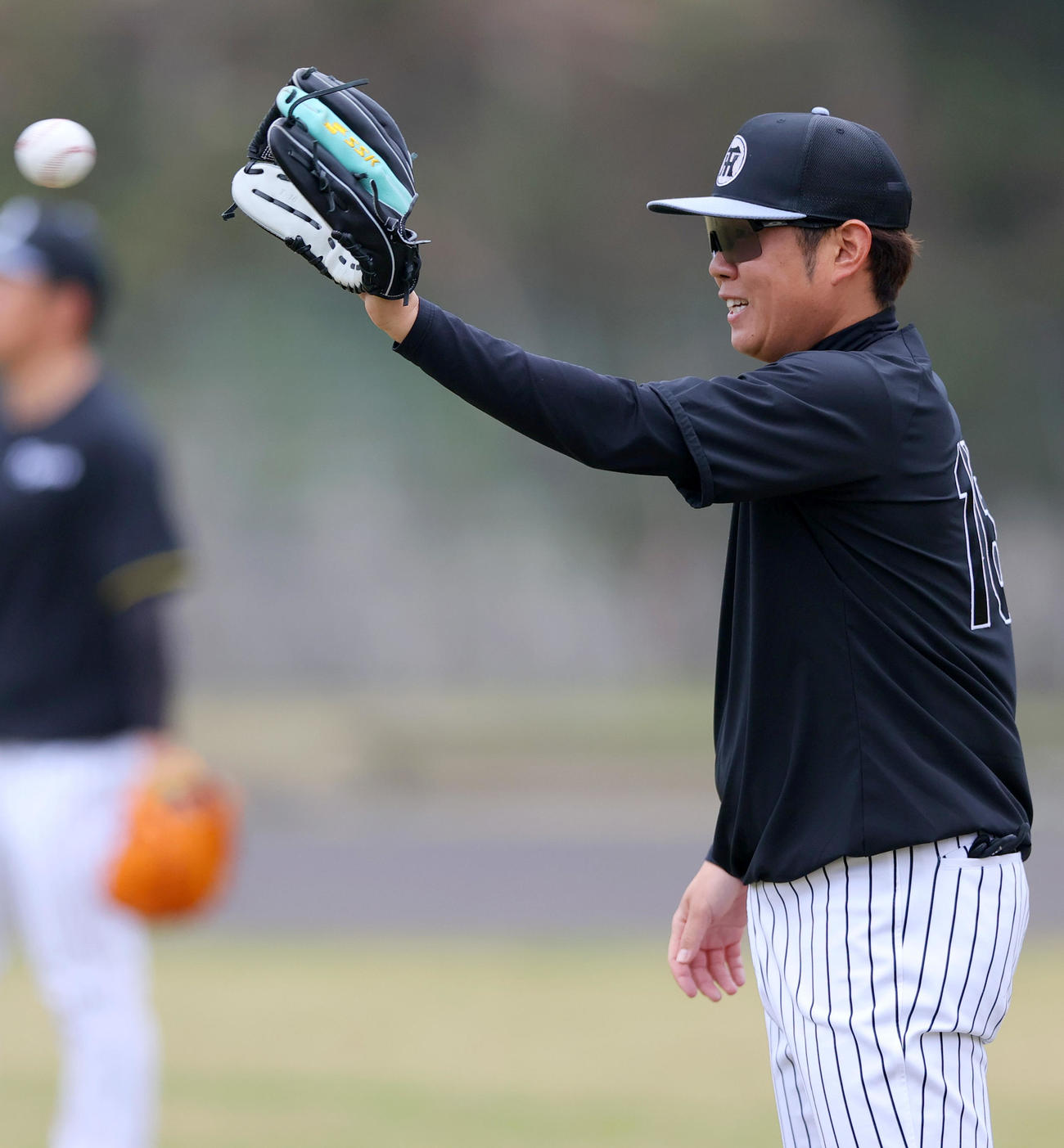 キャッチボールする阪神西勇（撮影・上山淳一）