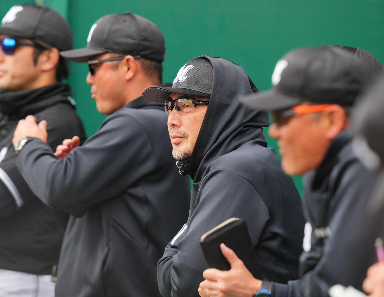 巨人対ロッテ　ベンチから戦況を見つめるロッテ吉井監督（中央）（撮影・垰建太）