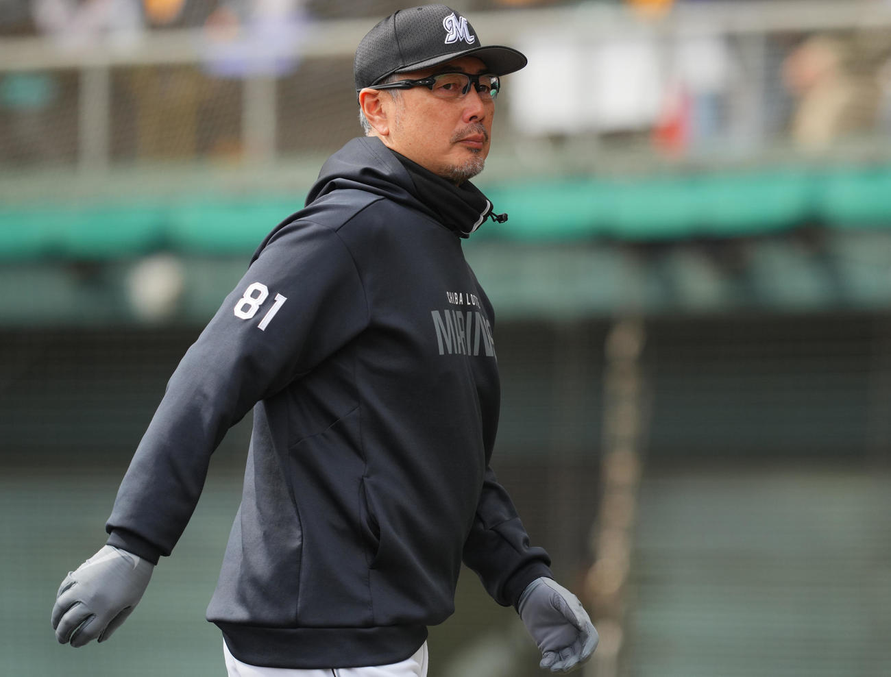巨人対ロッテ　6回裏、投手交代を告げるロッテ吉井監督（撮影・垰建太）