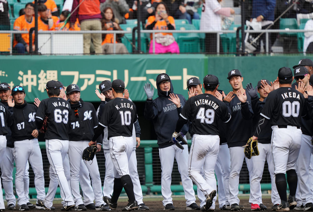 巨人対ロッテ　巨人に勝利しタッチを交わす吉井監督（中央）らロッテナイン（撮影・横山健太）