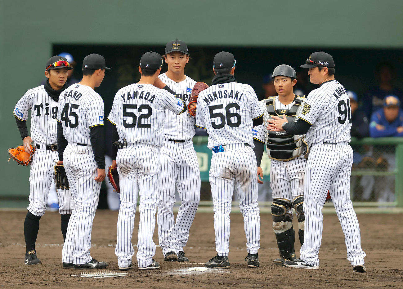 練習試合・阪神2軍対エナジック　8回表、マウンドの森木（中央）に歩み寄る久保田2軍投手チーフコーチ（右）（撮影・上山淳一）