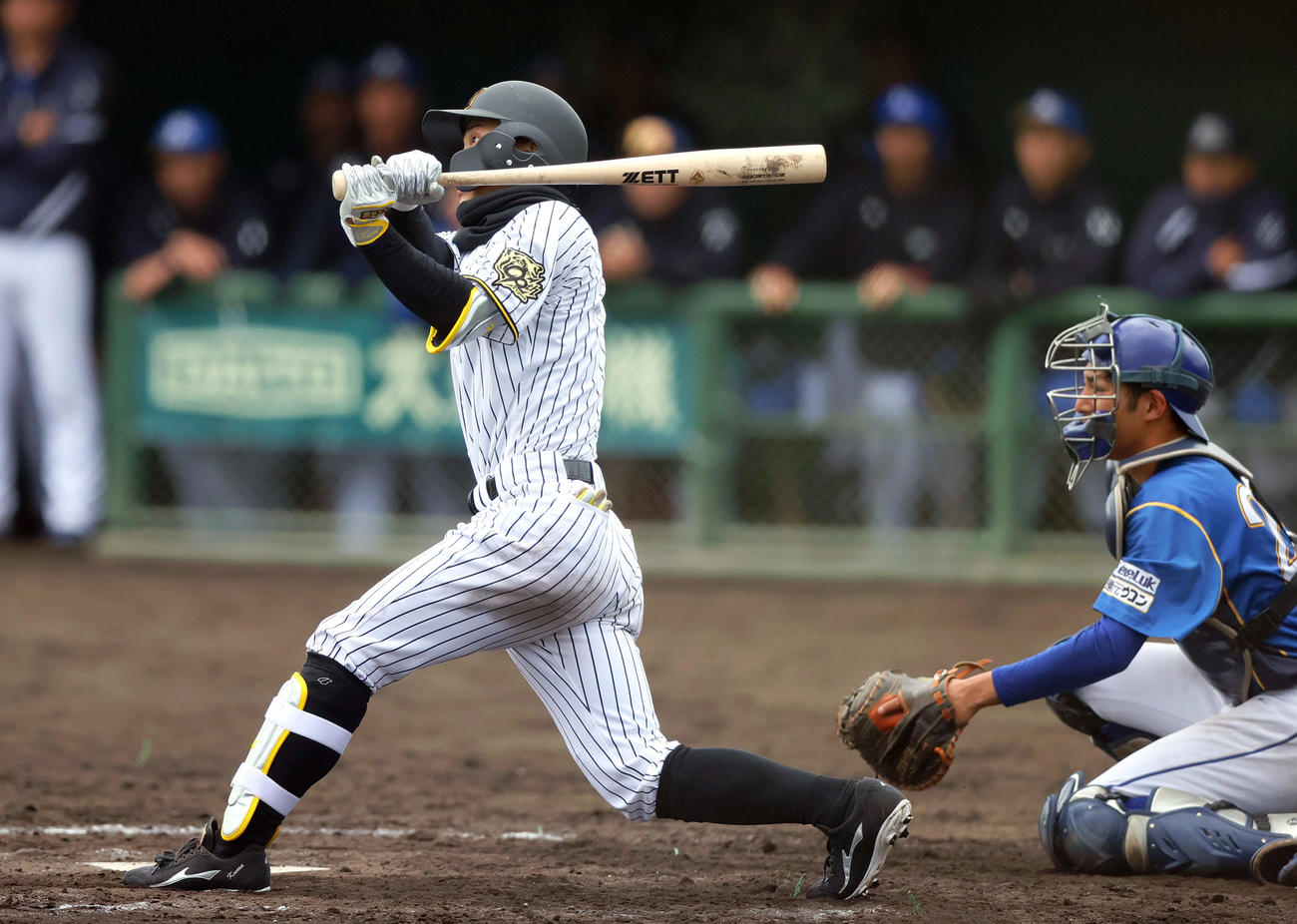 練習試合・阪神2軍対エナジック　9回裏阪神2死二塁、熊谷は左適時二塁打を放つ（撮影・上山淳一）