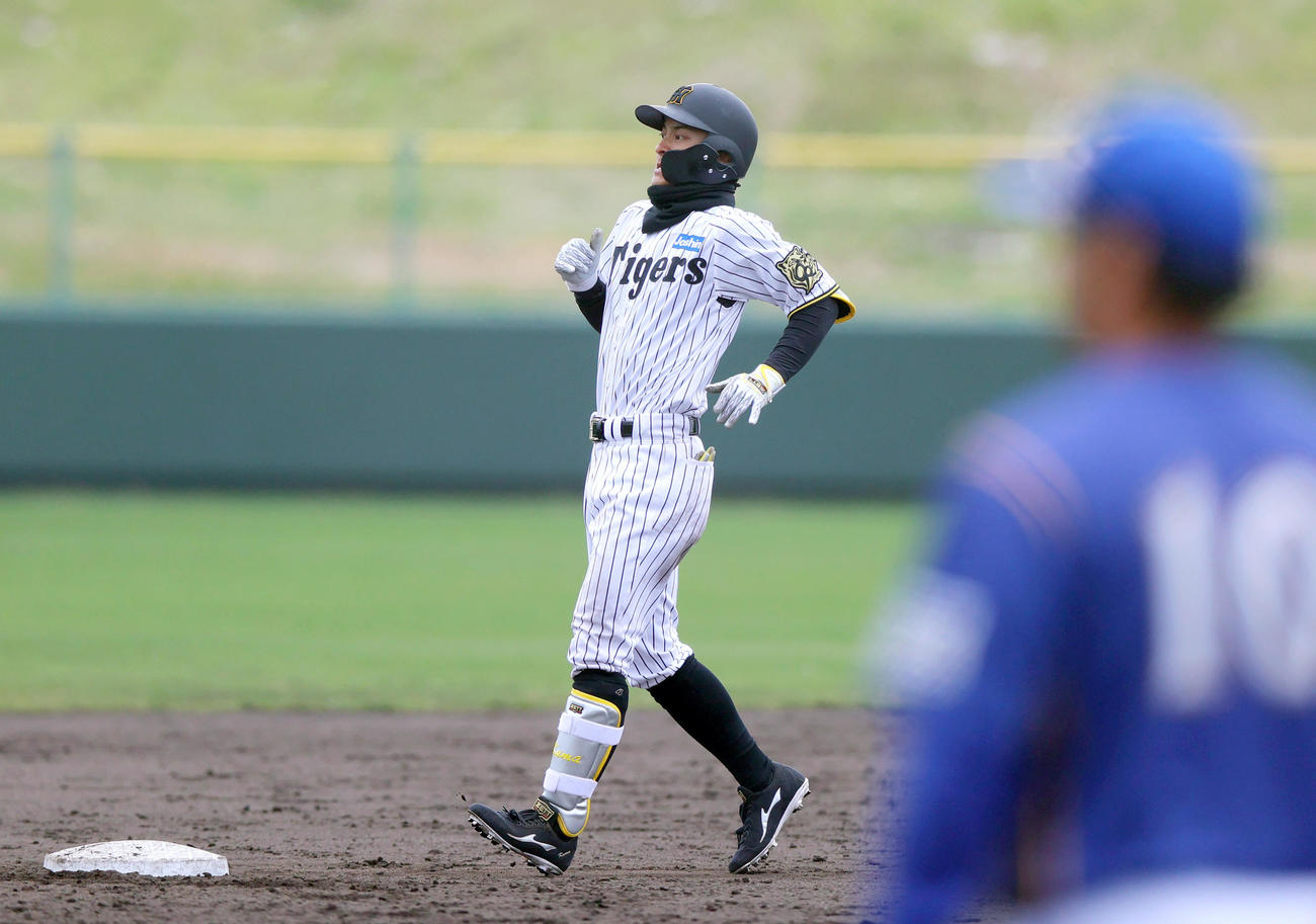 練習試合・阪神2軍対エナジック　9回裏阪神2死二塁、熊谷は左適時二塁打を放つも足を痛める（撮影・上山淳一）