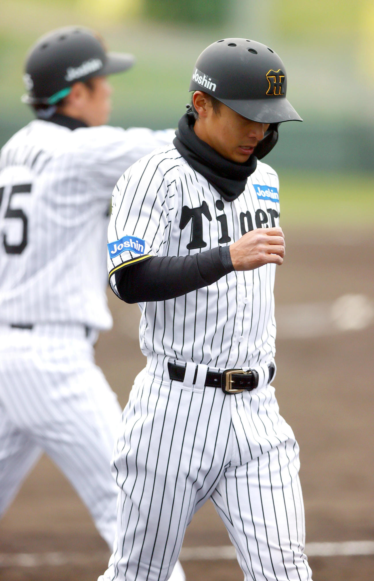 練習試合・阪神2軍対エナジック　9回裏阪神2死二塁、熊谷は左適時二塁打を放つも足を痛めめ交代する（撮影・上山淳一）