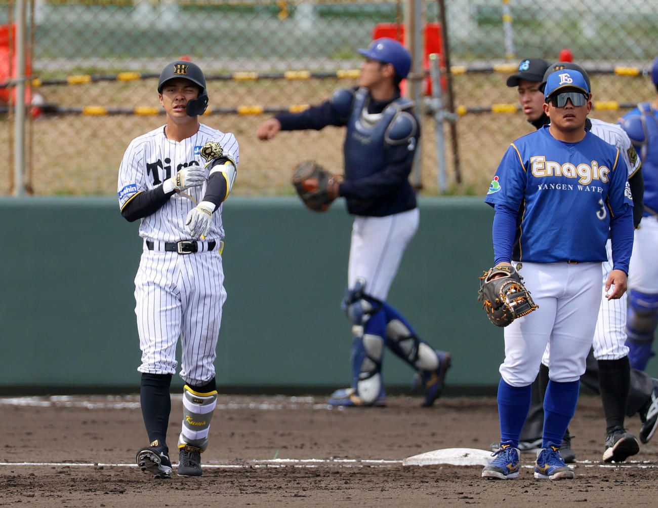練習試合・阪神2軍対エナジック　2回裏阪神無死一塁、熊谷（左）は中前打を放つ（撮影・上山淳一）