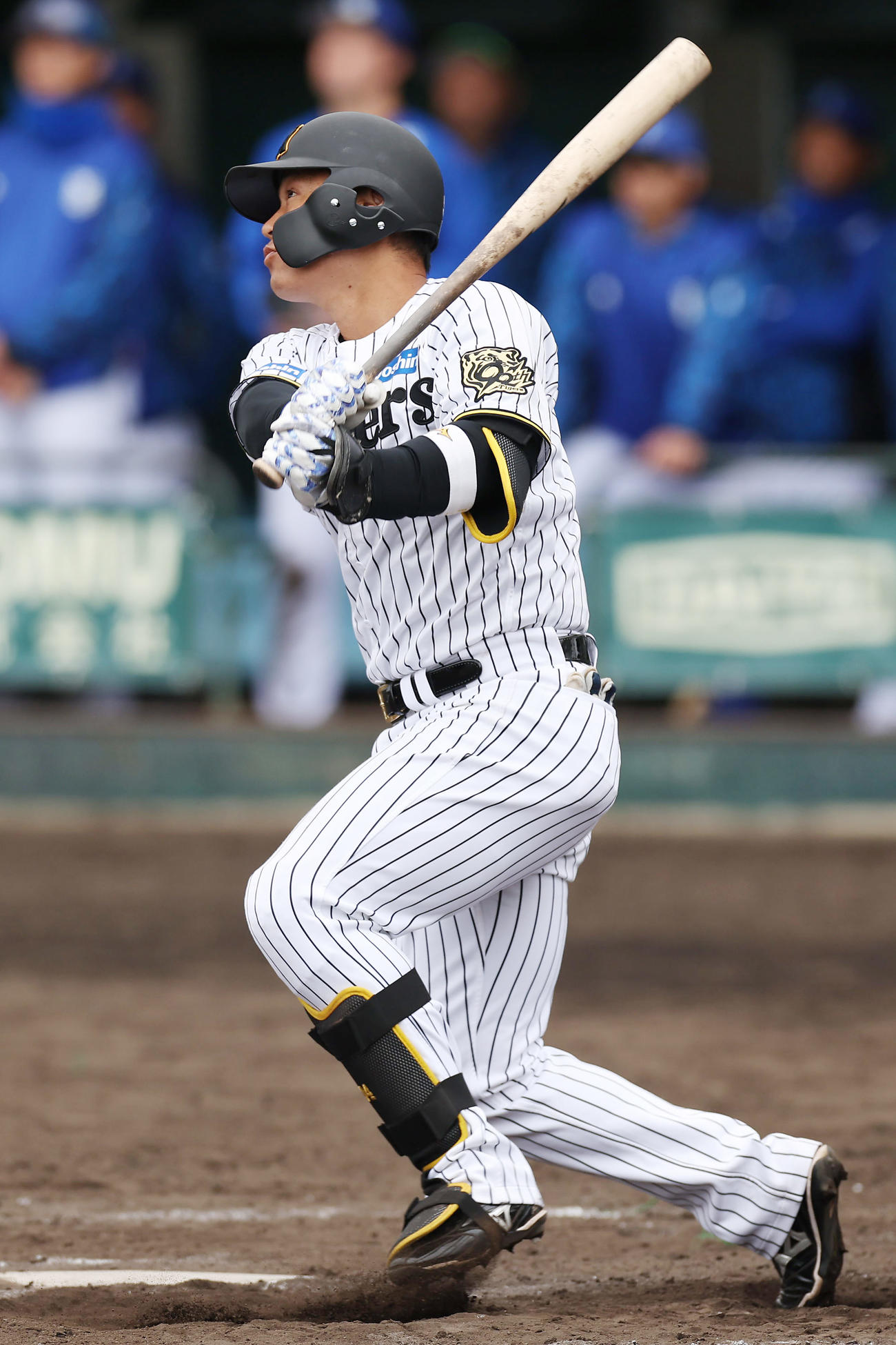 阪神対DeNA 8回裏阪神2死一、二塁、適時二塁打を放つ原口（撮影・前田充）