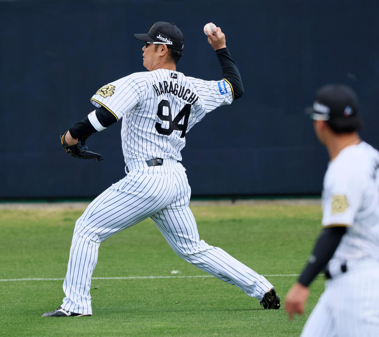 阪神対DeNA　シートノックで左翼を守る原口（撮影・加藤哉）