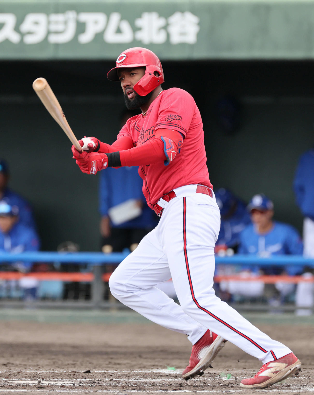 4回表広島1死、ファビアンは左二塁打を放つ（撮影・加藤孝規）