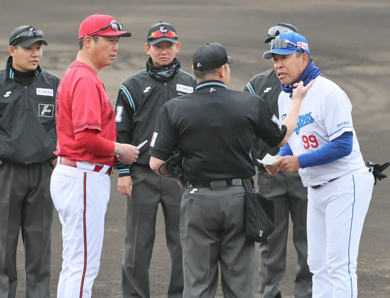 メンバー表の交換をする中日井上監督と広島新井督（撮影・加藤孝規）