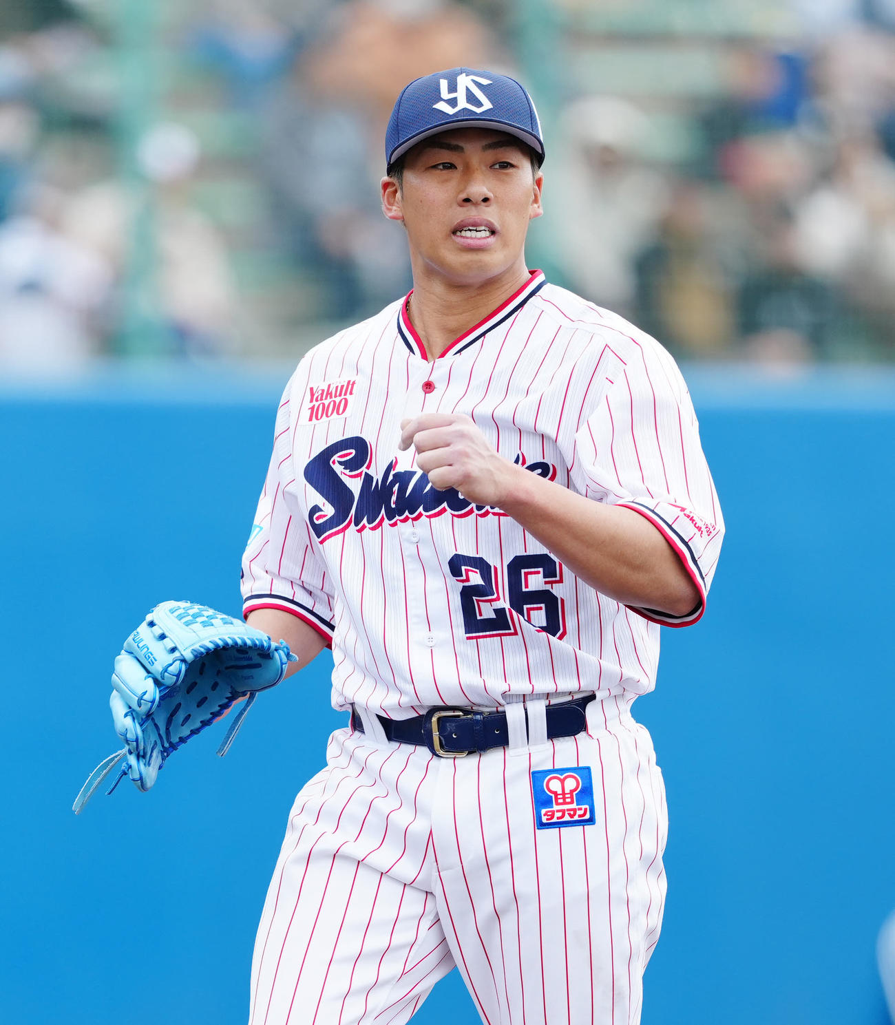 ヤクルト対楽天　3回表終了後、ベンチに引き揚げるヤクルト先発の山野（撮影・江口和貴）