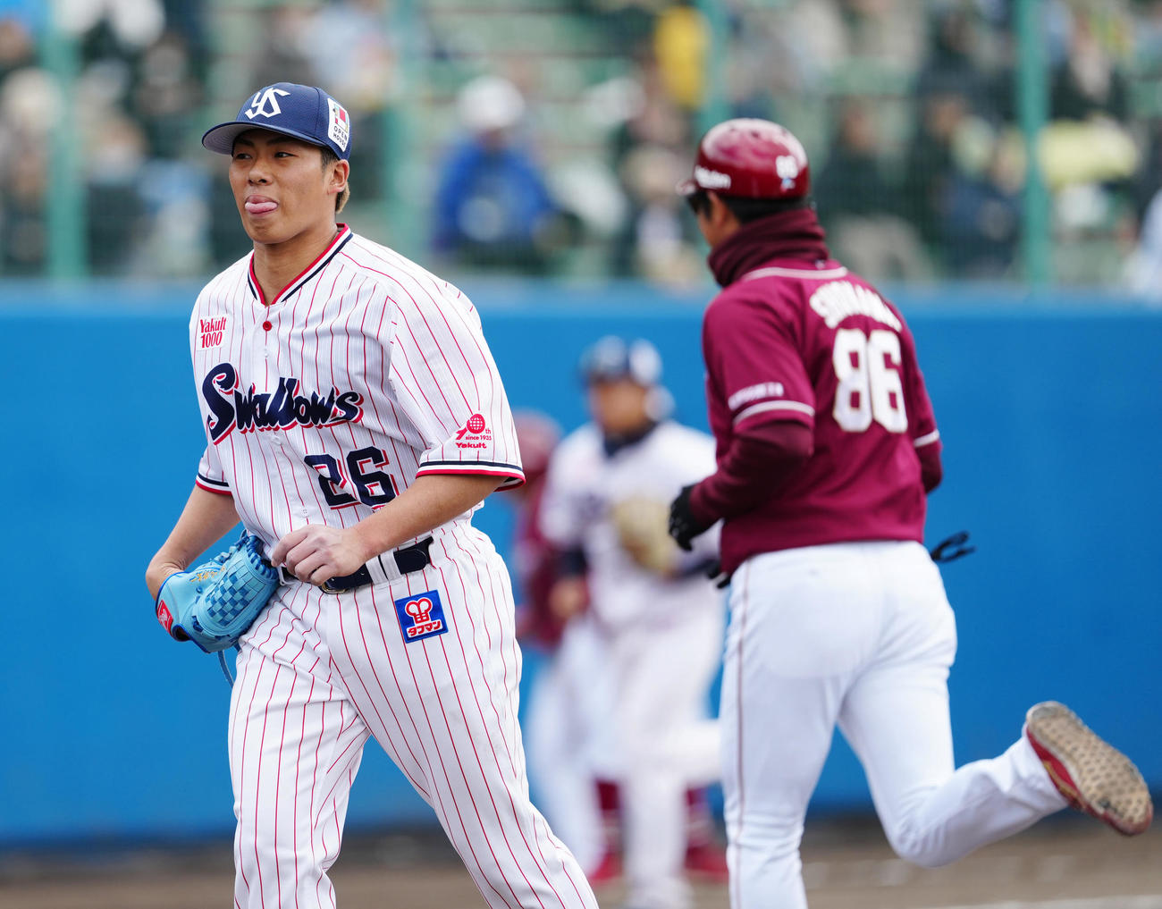 ヤクルト対楽天　3回表終了後、ベンチに引き揚げるヤクルト先発の山野（撮影・江口和貴）