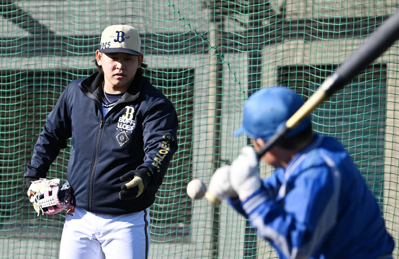 野球教室で少年にトスをするオリックス宮城（撮影・前岡正明）