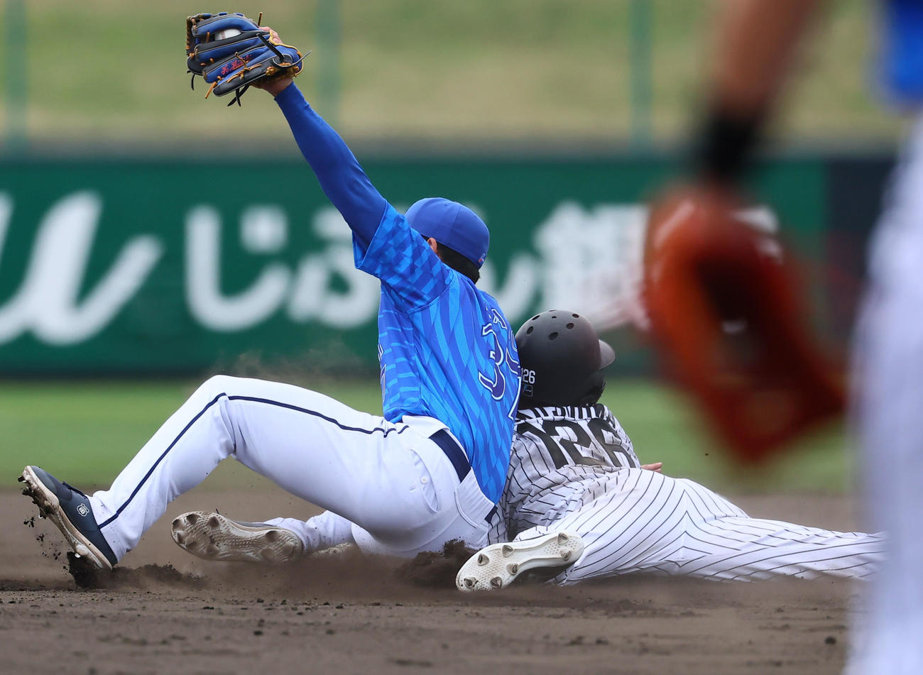 練習試合阪神対DeNA 8回裏阪神2死一塁、打者小幡のとき加藤と交錯しながら二盗を決める福島（撮影・藤尾明華）