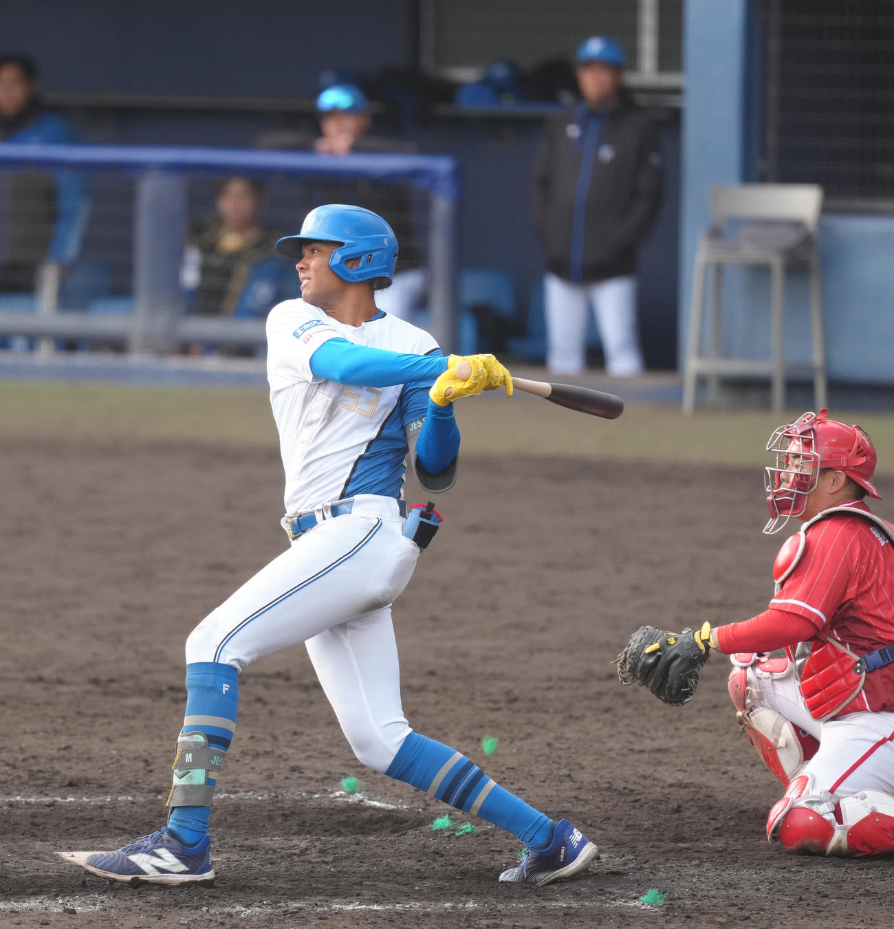 練習試合　日本ハム対台湾・味全　8回裏日本ハム2死、水谷は中前打を放つ。後方の座席に新庄監督は不在（撮影・足立雅史）