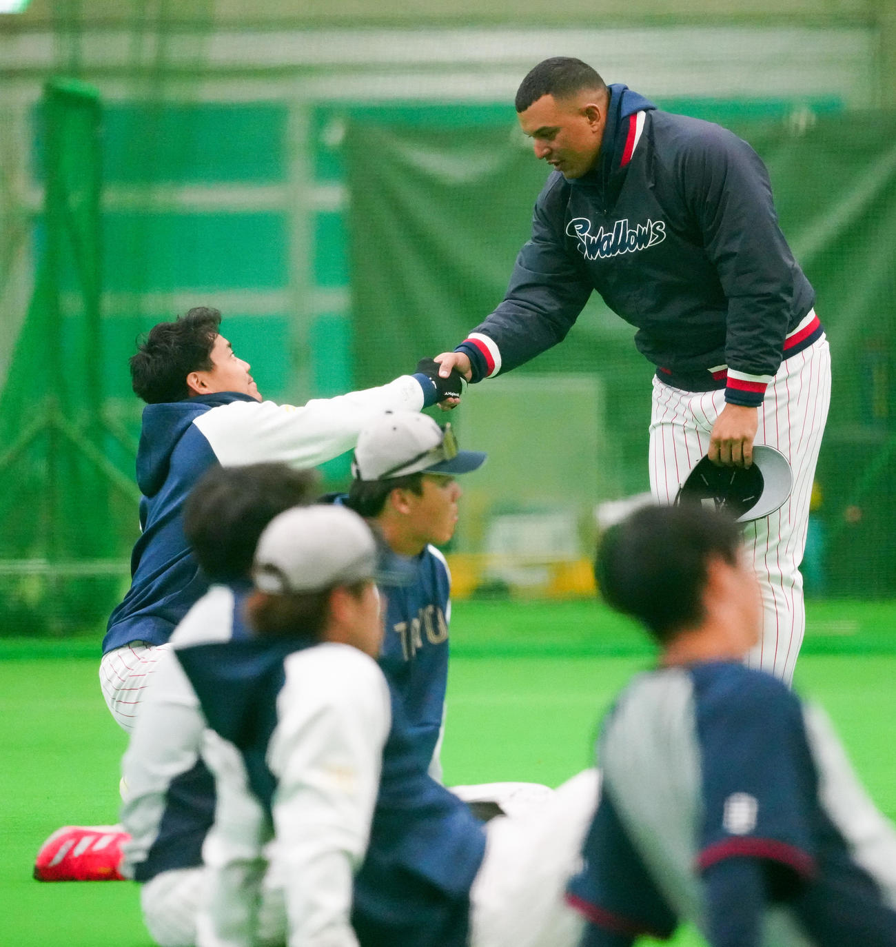 合流しヤクルト・オスナ（右）と握手を交わす中村悠（撮影・江口和貴）