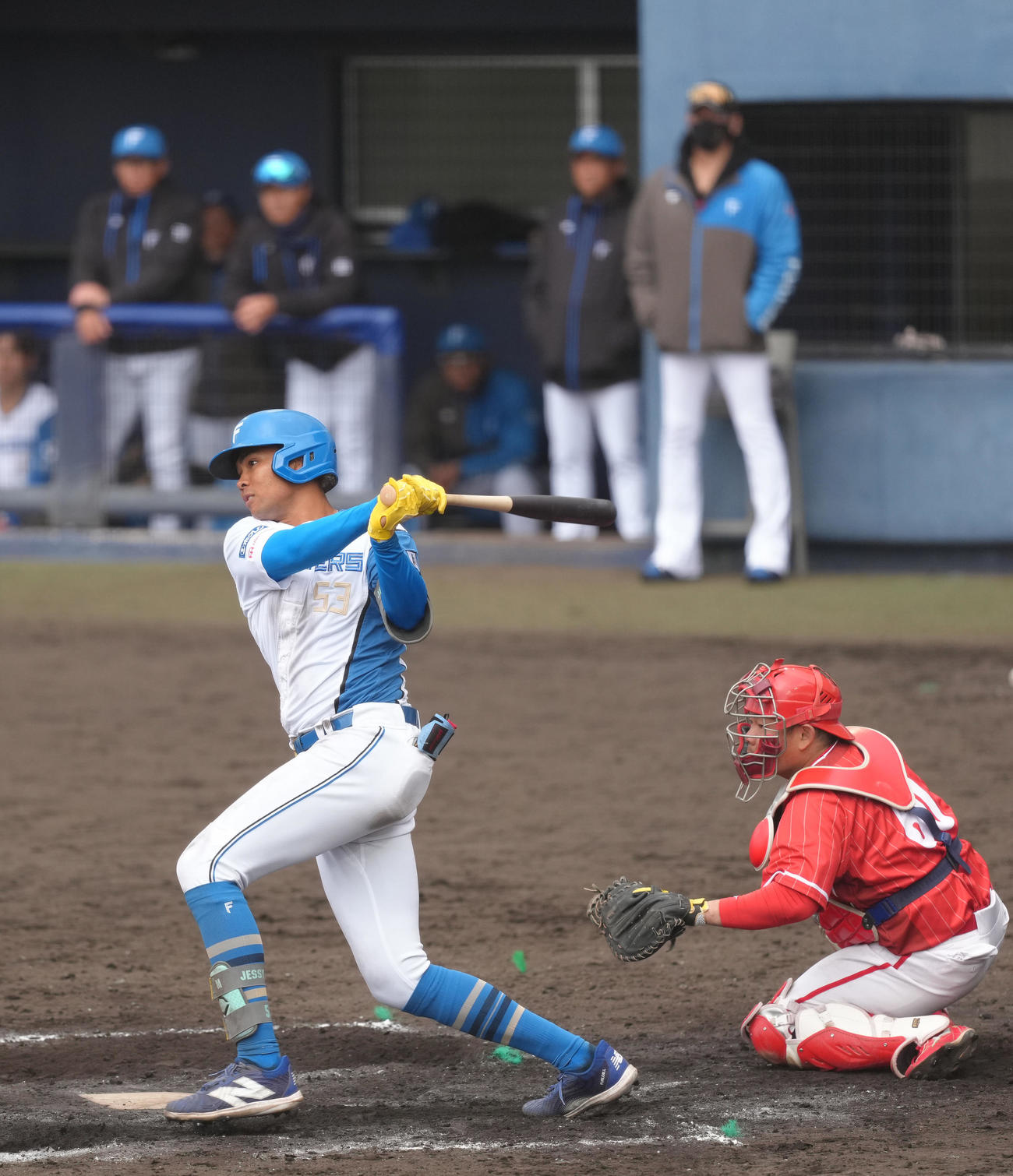 練習試合　日本ハム対台湾・味全　6回裏日本ハム2死一塁、水谷は左前打を放つ。後方右端は新庄監督（撮影・足立雅史）