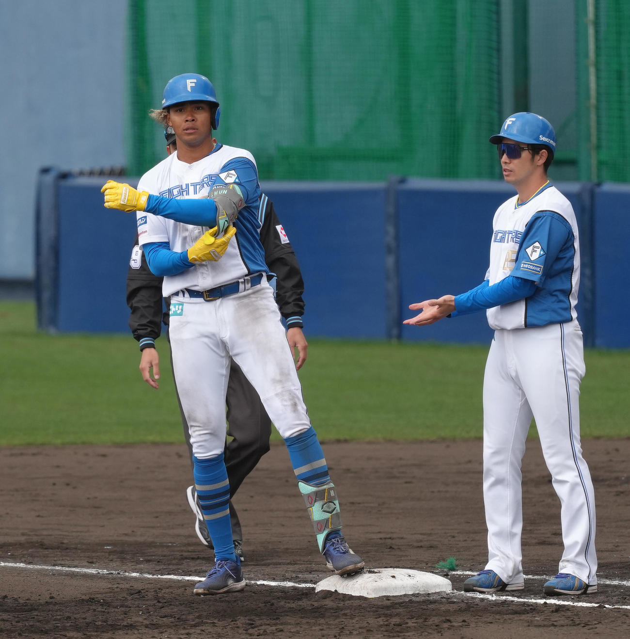 練習試合　日本ハム対台湾・味全　6回裏日本ハム2死一塁、水谷（左）は左前打を放つ（撮影・足立雅史）
