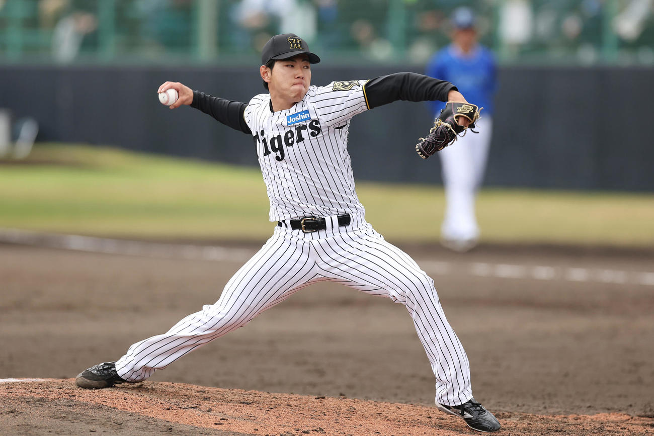 阪神対DeNA　力投する阪神9番手の工藤（撮影・前田充）