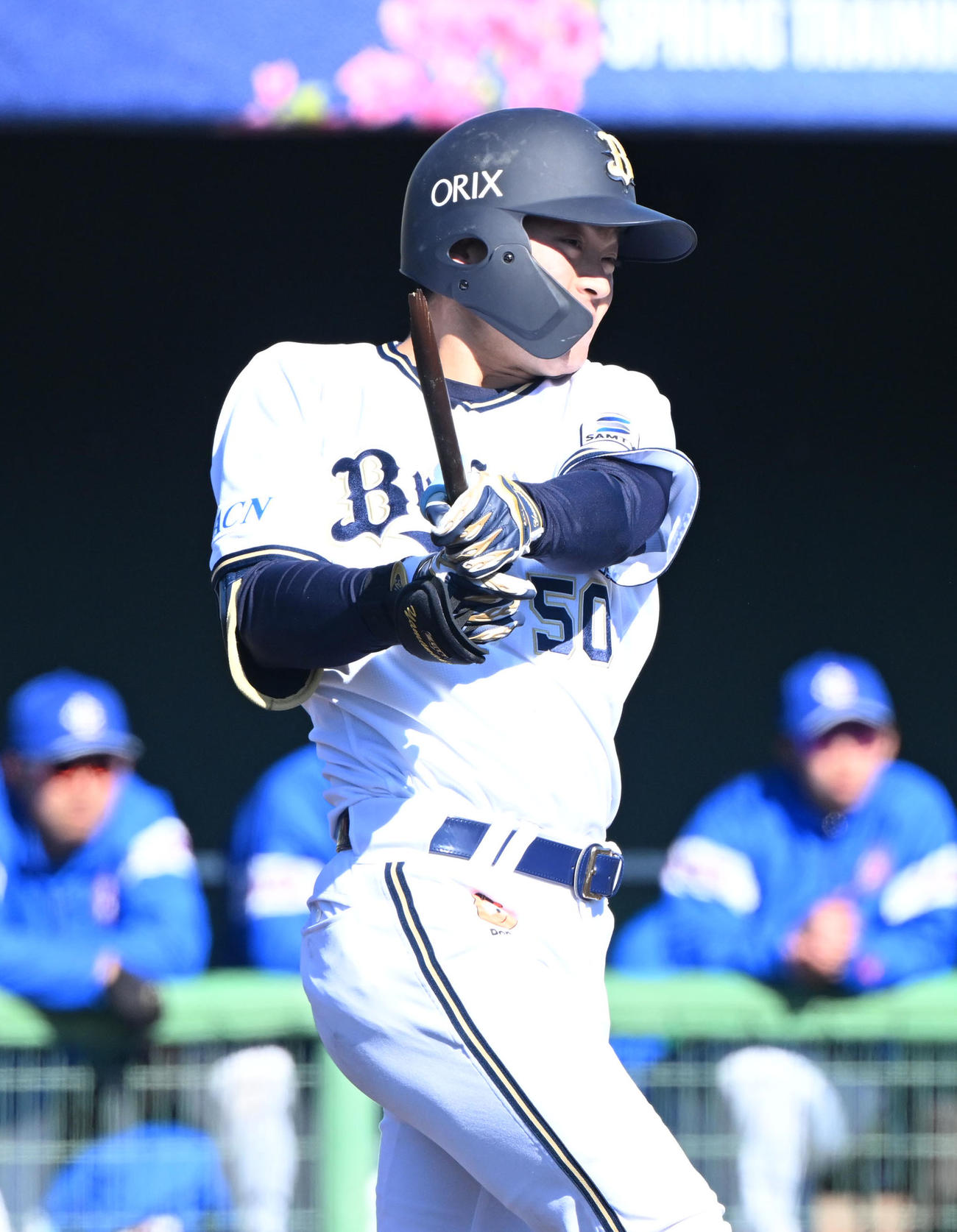 練習試合の7回、バットを折るオリックス山中（撮影・和賀正仁）