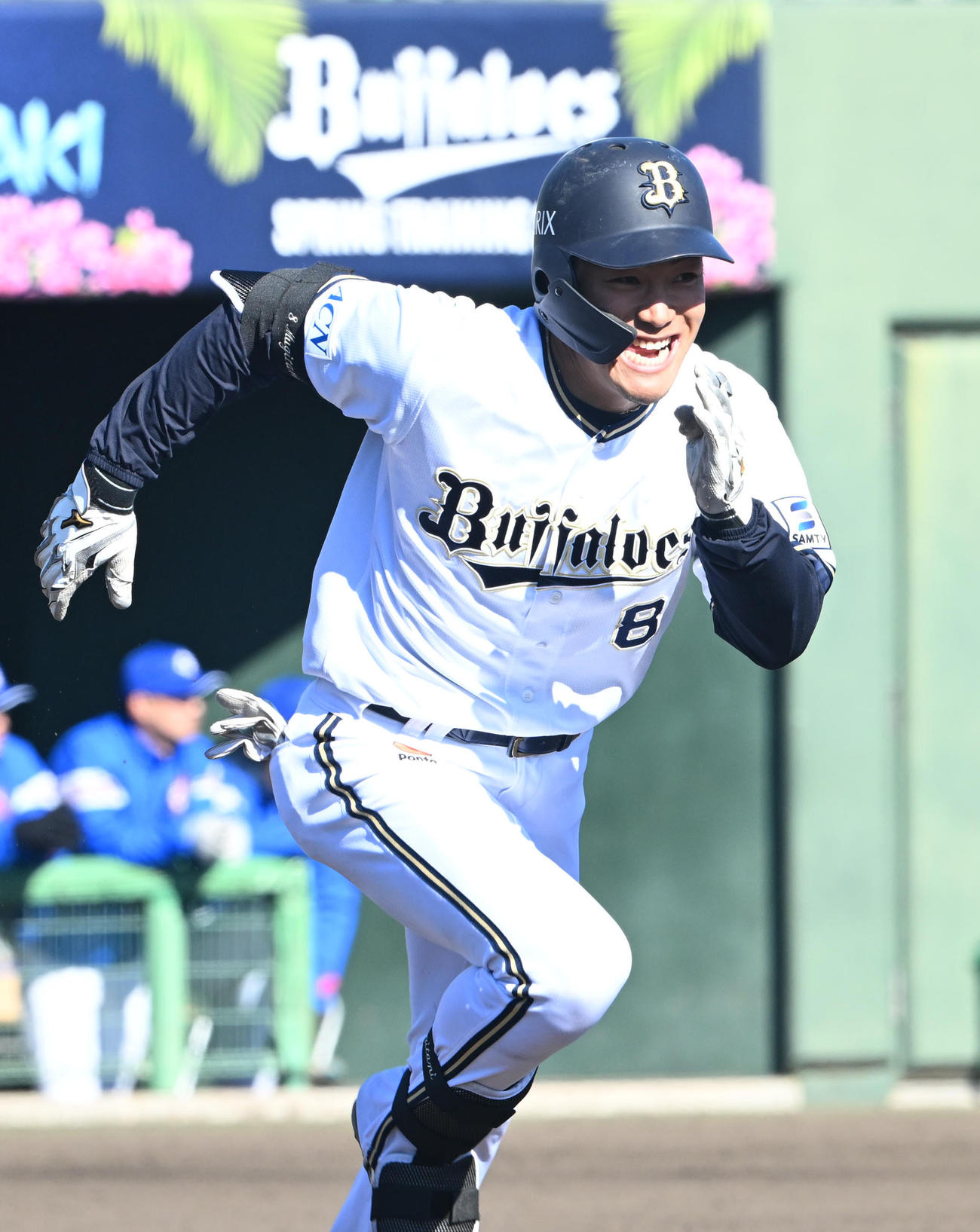 練習試合の7回、左翼線に二塁打を放つ麦谷（撮影・和賀正仁）