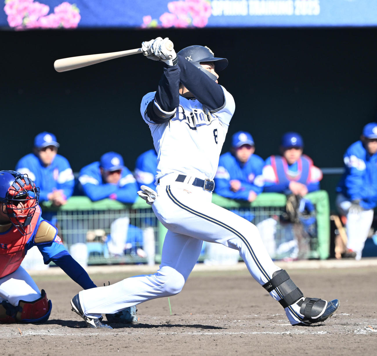練習試合の7回、左翼線に二塁打を放つ麦谷（撮影・和賀正仁）