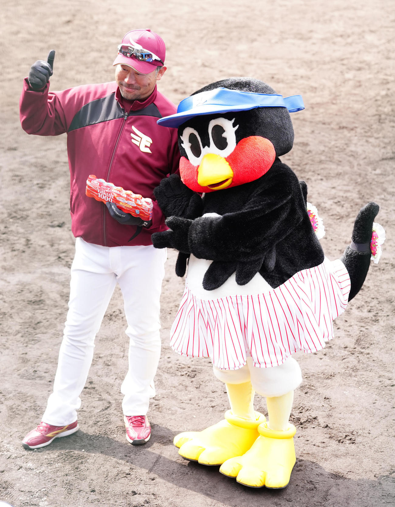 ヤクルト対楽天　試合前、写真に納まる楽天三木監督（左）とつばみ（撮影・江口和貴）