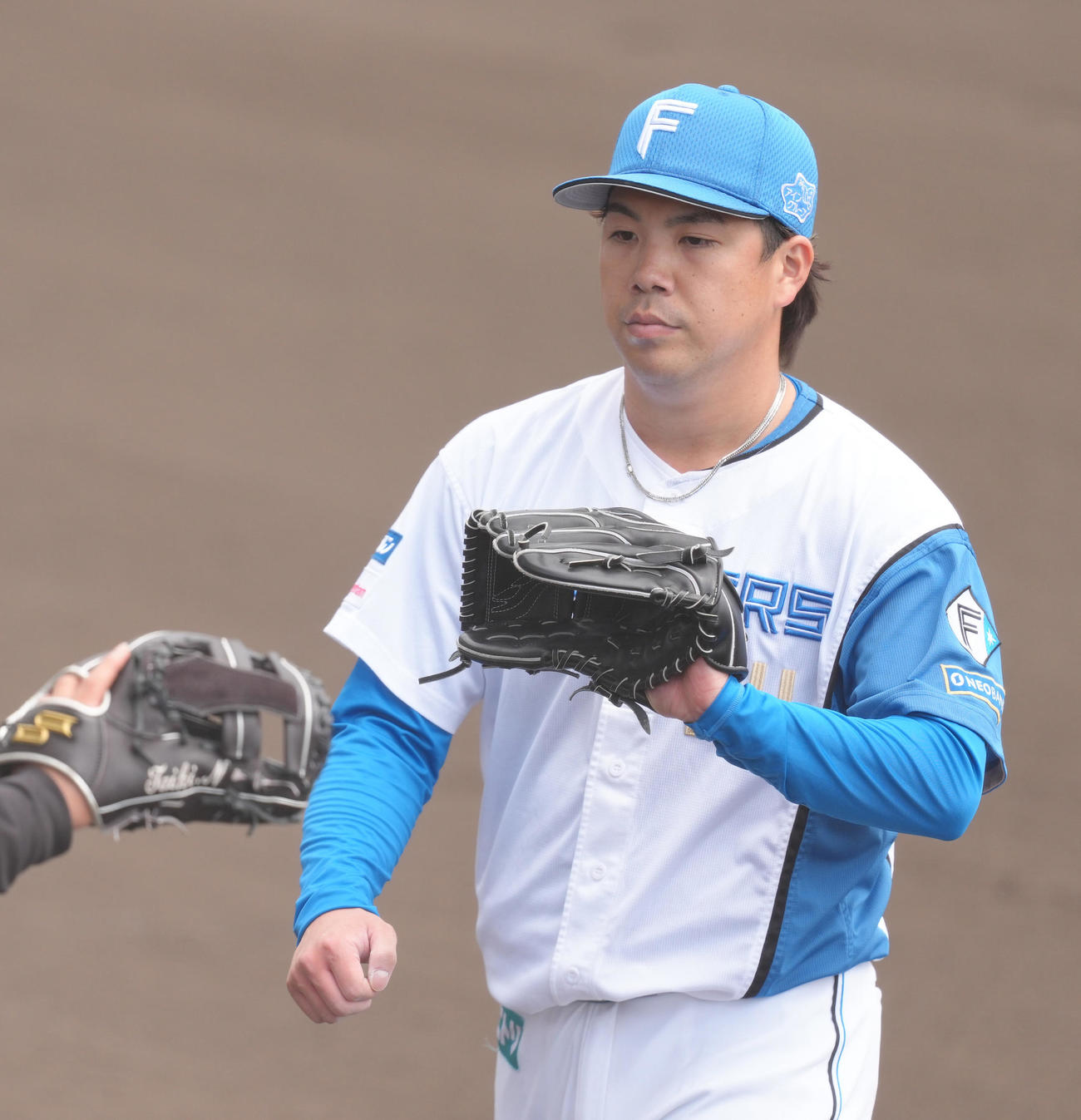 練習試合　日本ハム対台湾・味全　1回表台湾・味全の攻撃を無失点で終え、ベンチに戻る日本ハム金村（撮影・足立雅史）