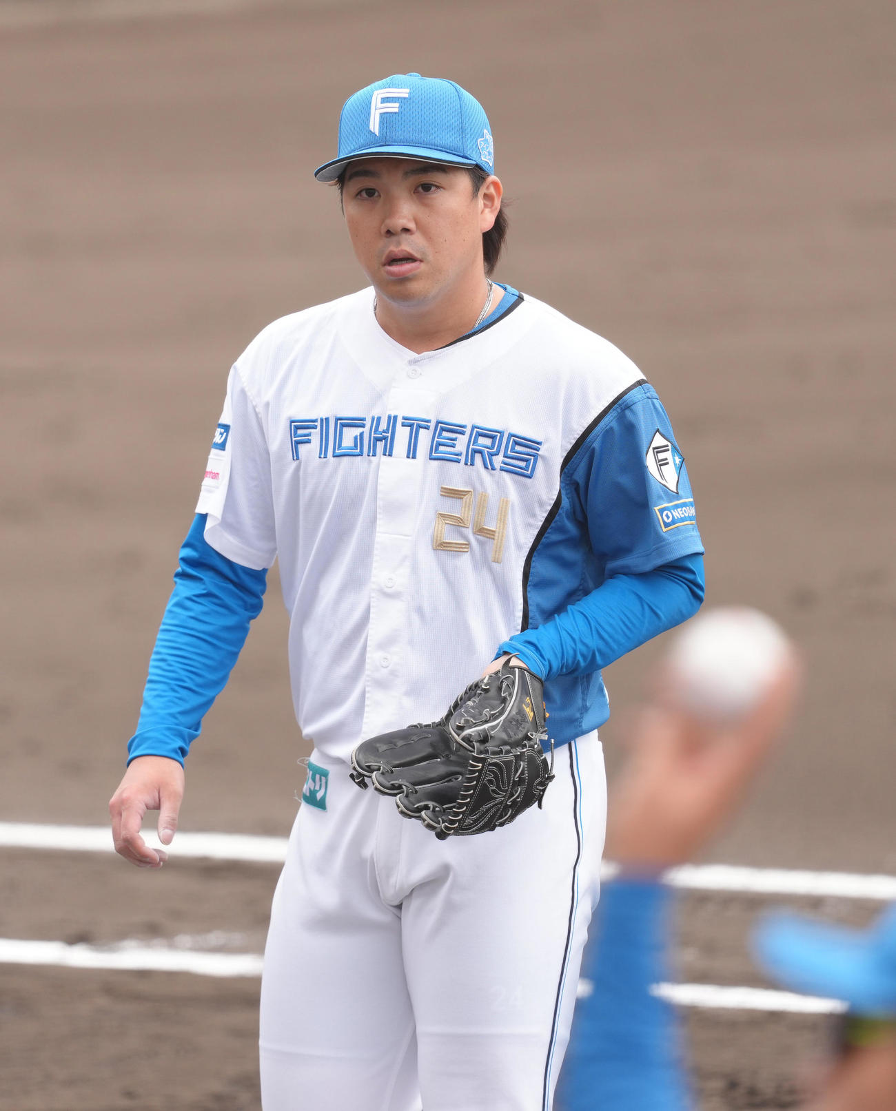 練習試合　日本ハム対台湾・味全　3回を無失点で終え、ベンチに戻る日本ハム先発の金村（撮影・足立雅史）