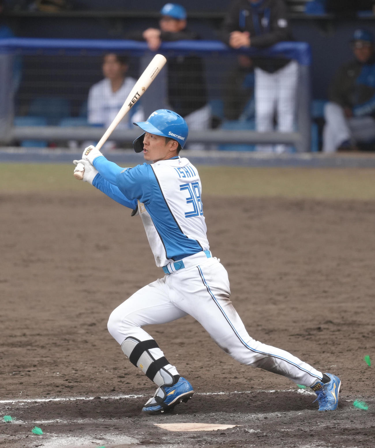 練習試合　日本ハム対台湾・味全　6回裏日本ハム1死一、三塁、石井は中越え3点本塁打を放つ（撮影・足立雅史）