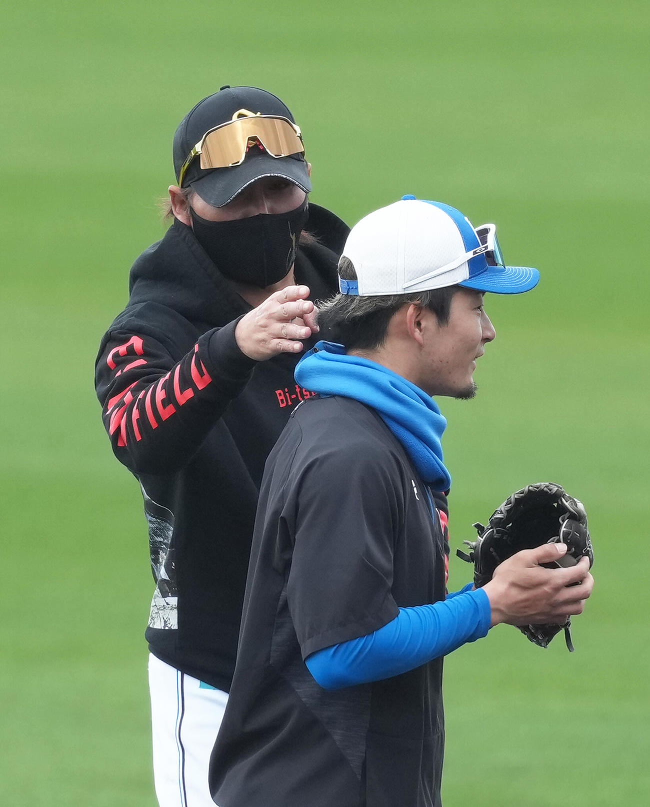練習中、日本ハム水野（右）の襟足を気にする新庄監督（撮影・足立雅史）