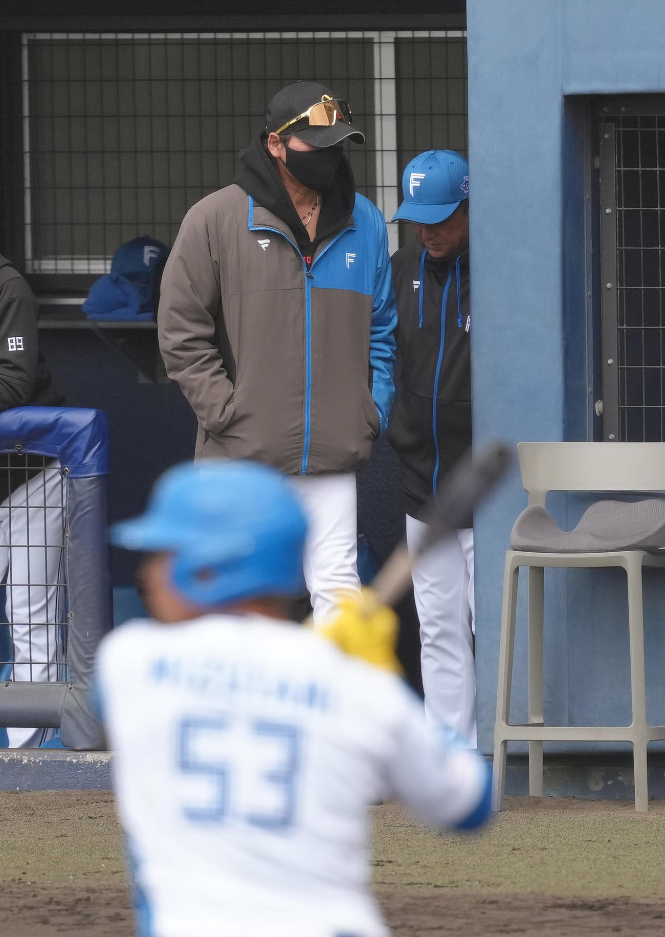 練習試合　日本ハム対台湾・味全　6回裏日本ハム2死一塁、水谷（手前）の打席を見るためにベンチを出る新庄監督（撮影・足立雅史）