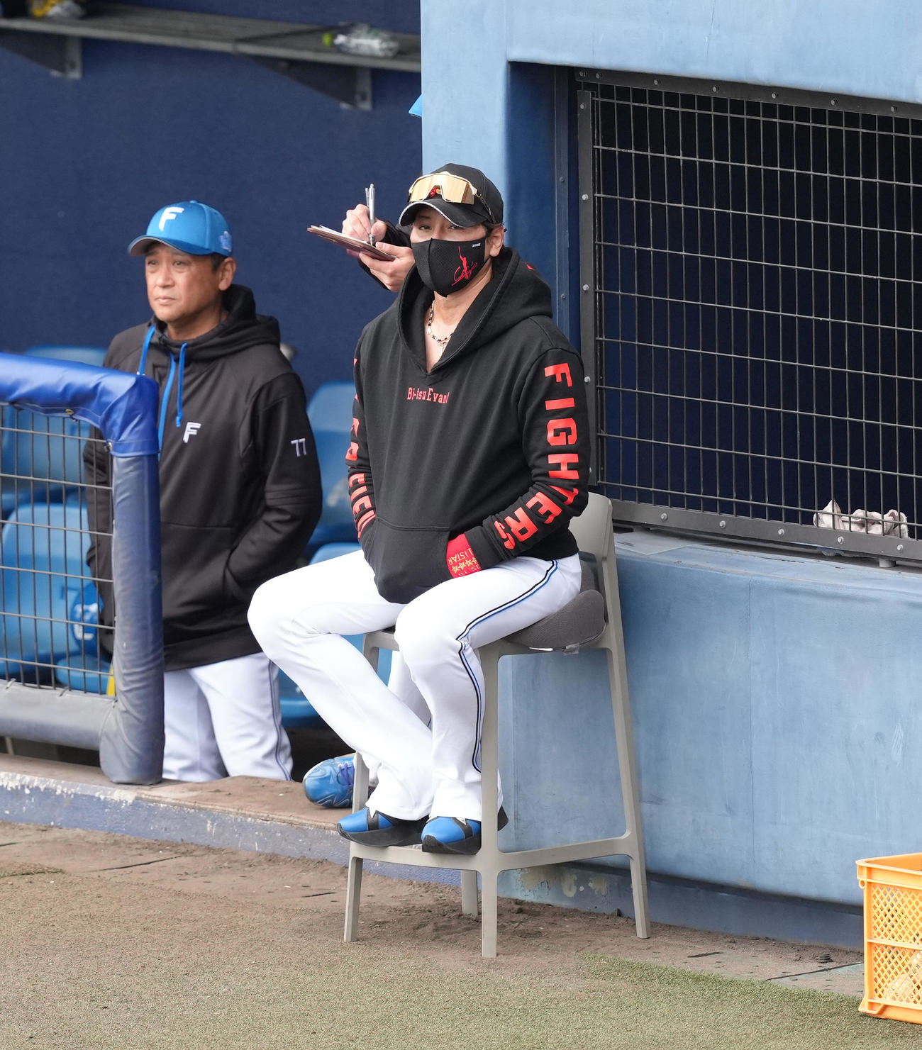 練習試合　日本ハム対台湾・味全　試合を見つめる日本ハム新庄監督（撮影・足立雅史）