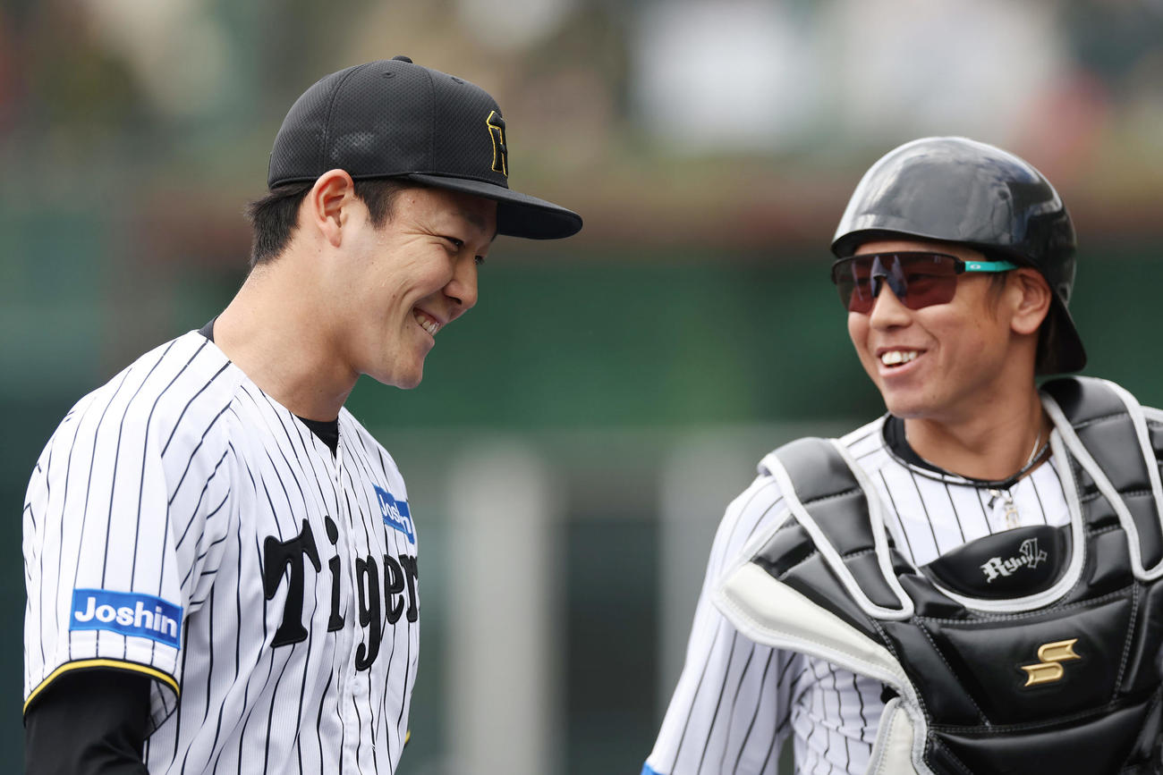阪神対DeNA 5回表を投げ終え、笑顔で阪神梅野（右）と言葉を交わす木下（撮影・前田充）