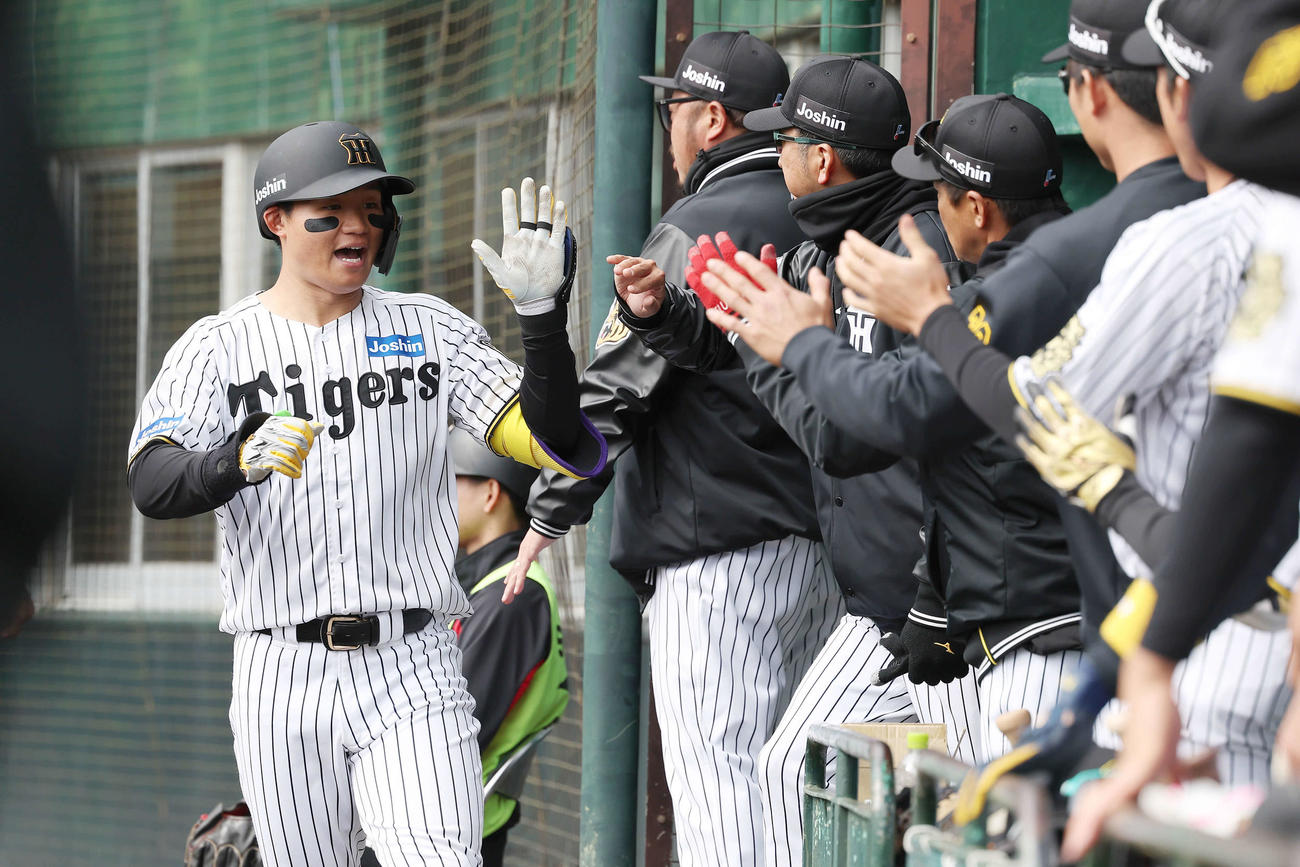 阪神対DeNA 6回裏阪神無死一塁、左中間へ2点本塁打を放ち、藤川監督（中央）らに迎えられる森下（左）（撮影・前田充）
