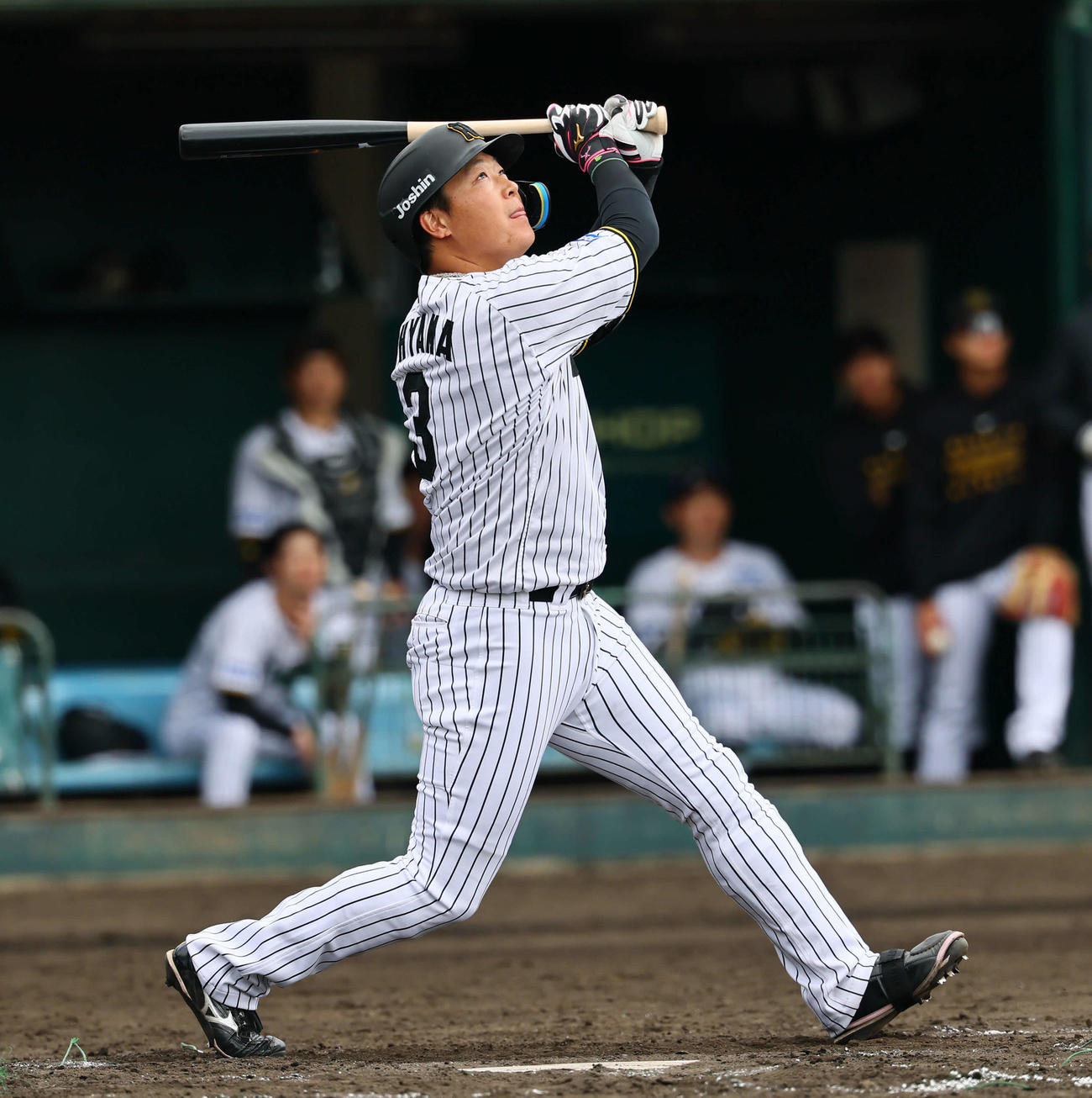 練習試合阪神対DeNA 4回裏阪神1死一塁、大山は右前二塁打を放つ（撮影・藤尾明華）