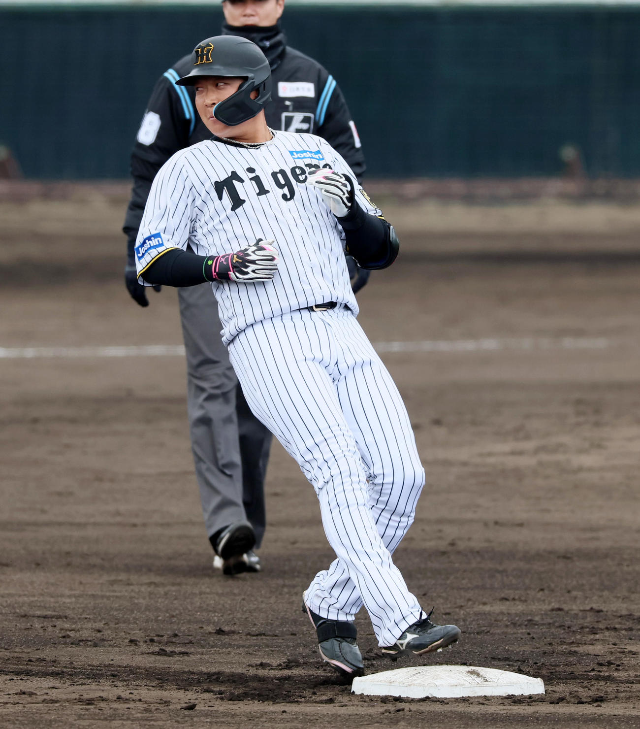 阪神対DeNA 4回裏阪神1死一塁、大山は右へ二塁打を放つ（撮影・加藤哉）