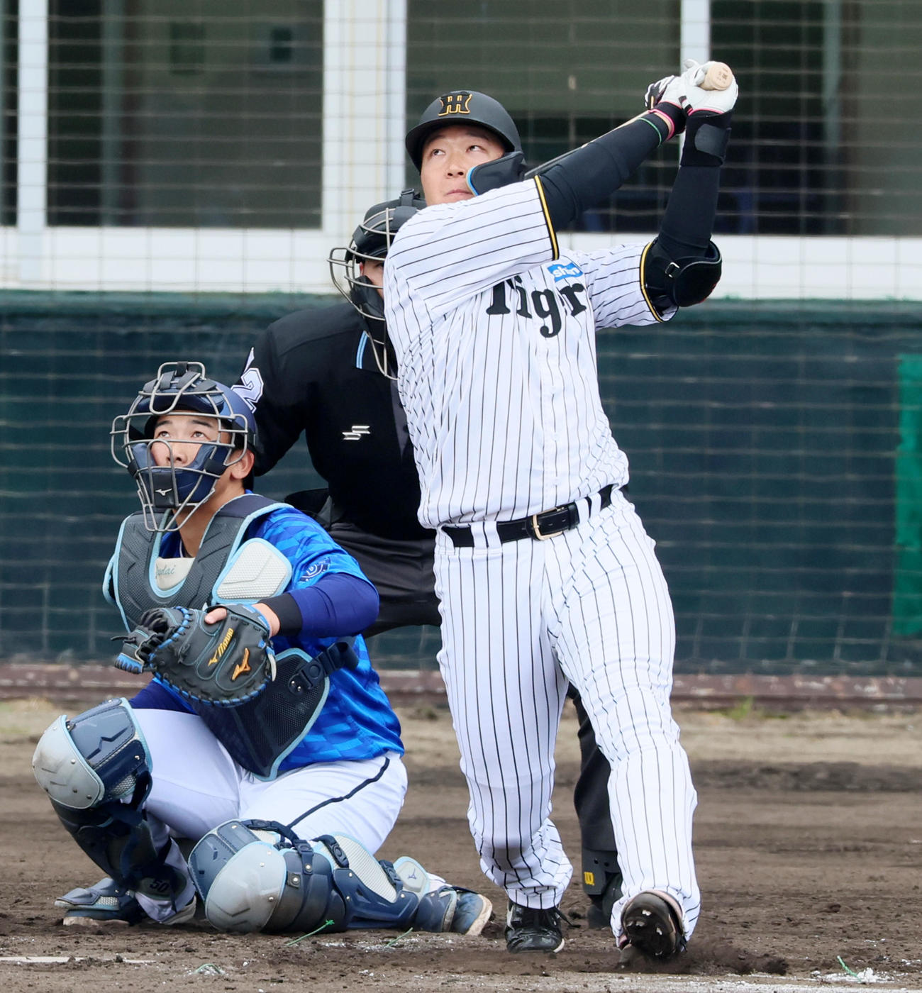 阪神対DeNA 4回裏阪神1死一塁、大山は右へ二塁打を放つ（撮影・加藤哉）