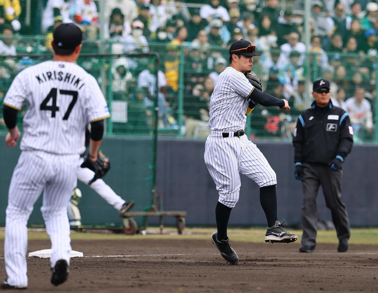 練習試合阪神対DeNA 4回表DeNA1死一塁、山本の三ゴロ併殺で二塁へ送球する佐藤輝（撮影・藤尾明華）