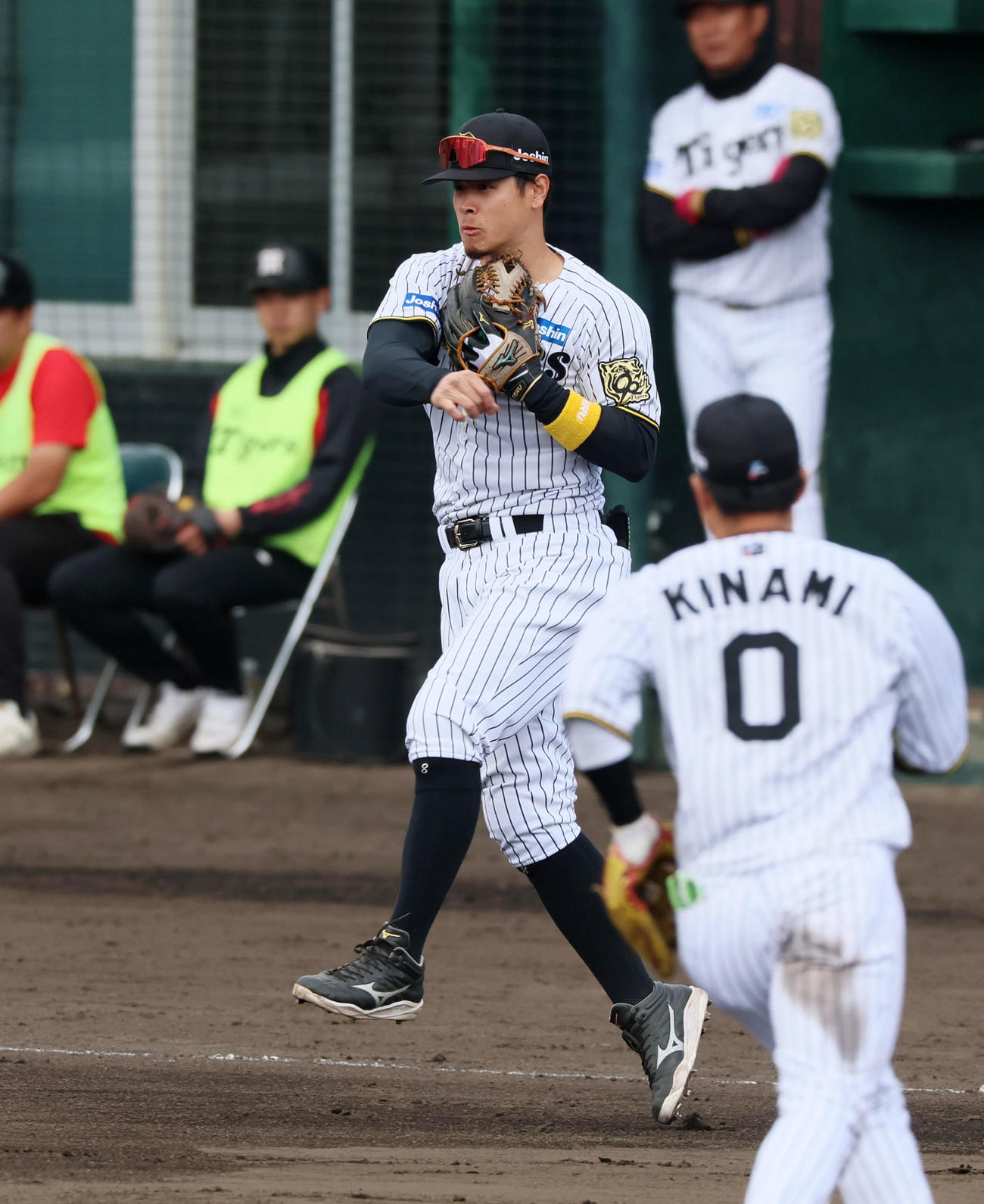 阪神対DeNA 4回表DeNA1死一塁、佐藤輝は山本の打球を二塁へ送球し併殺を奪う（撮影・加藤哉）